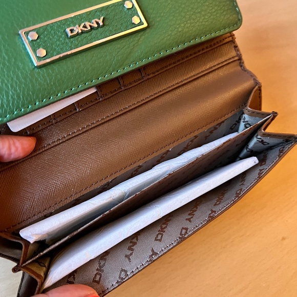 Brand New DKNY Donna Karen Green Leather Wallet - Picture 14 of 14